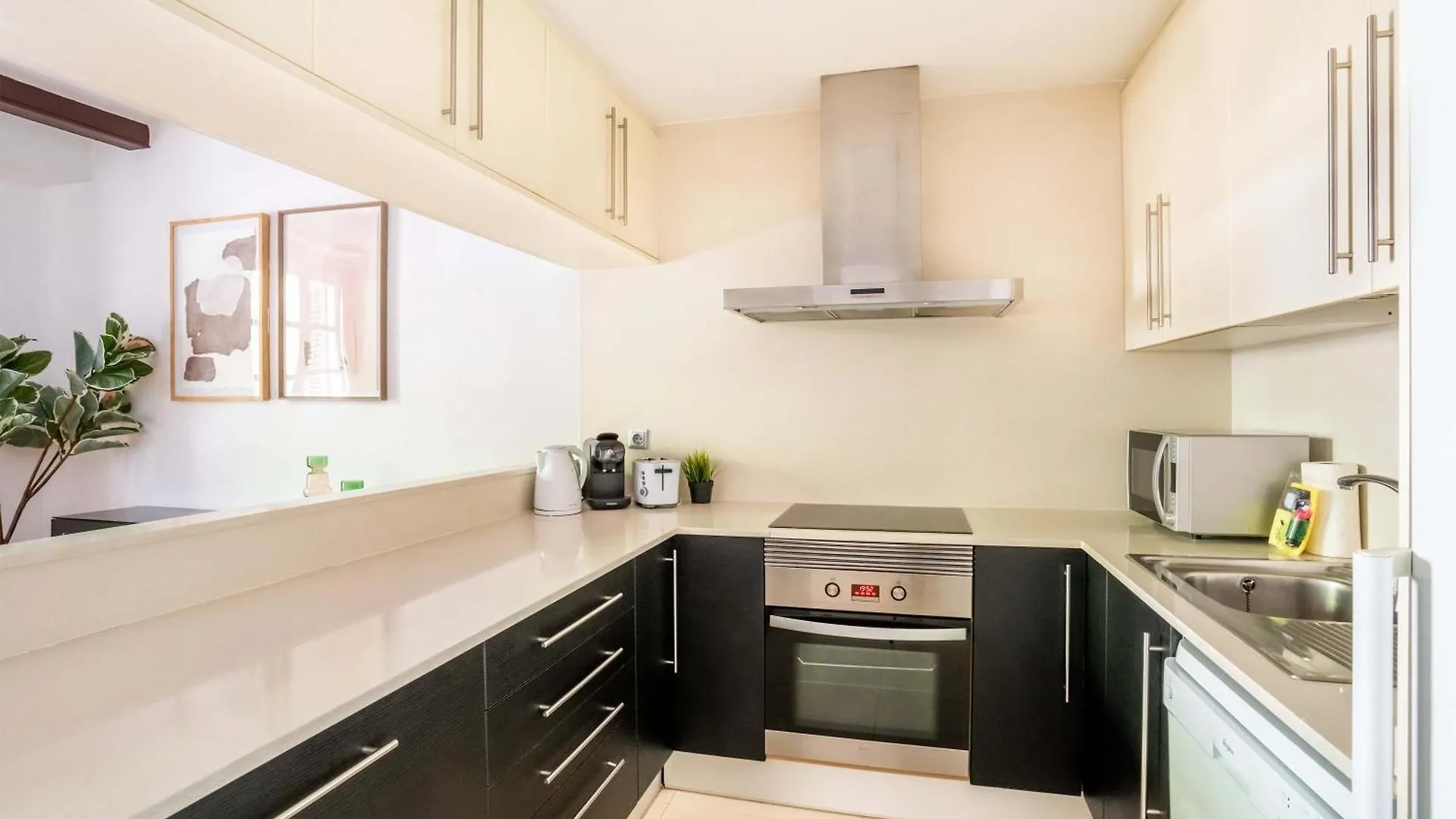 Pl Universitat Comfortable 3Bd With Private Patio Barcelona 0*,  Spanien