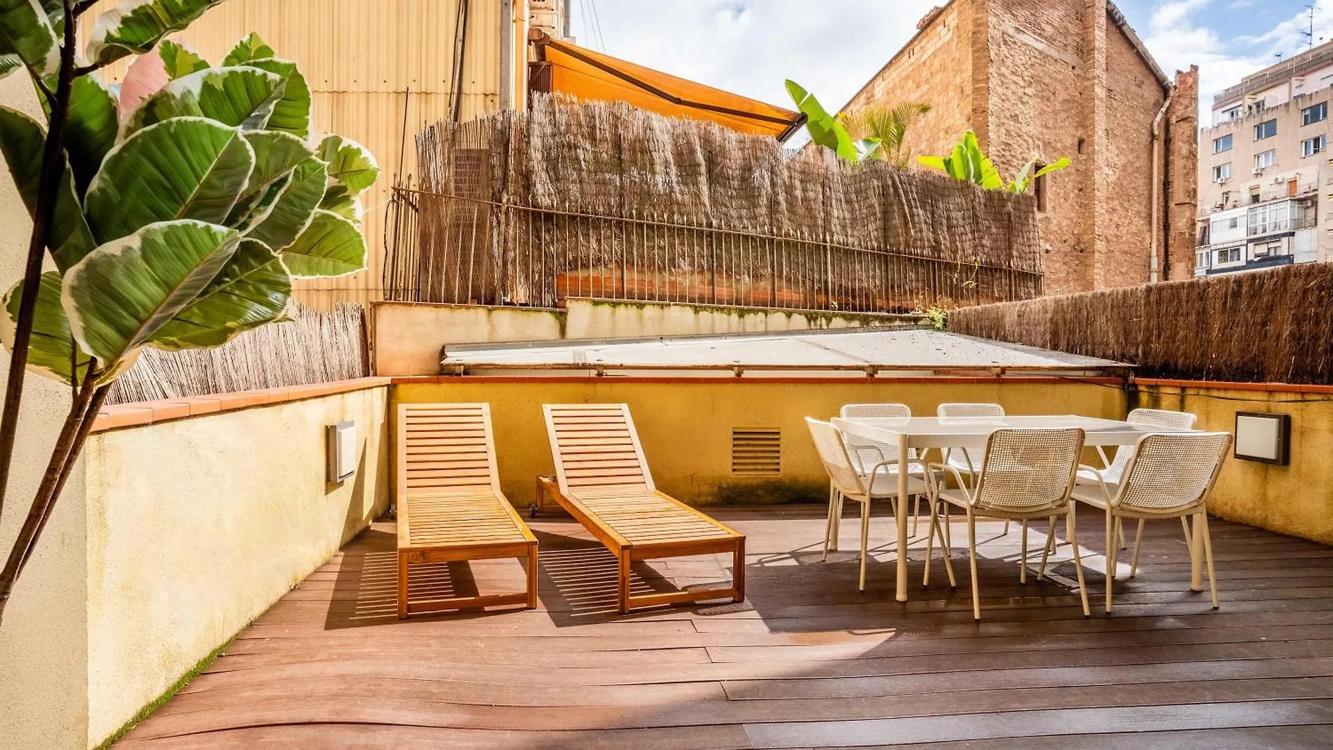 Pl Universitat Comfortable 3Bd With Private Patio Barcelona