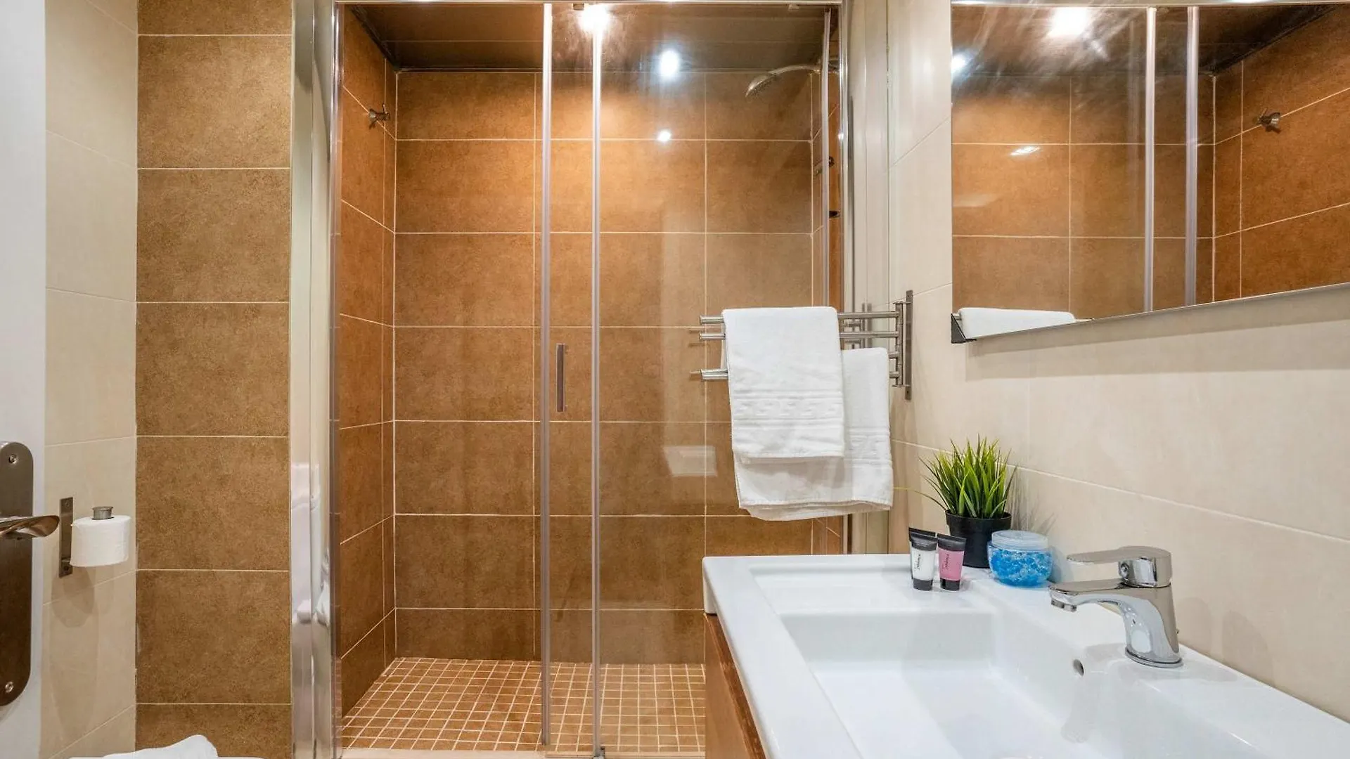 Lejlighed Pl Universitat Comfortable 3Bd With Private Patio Barcelona