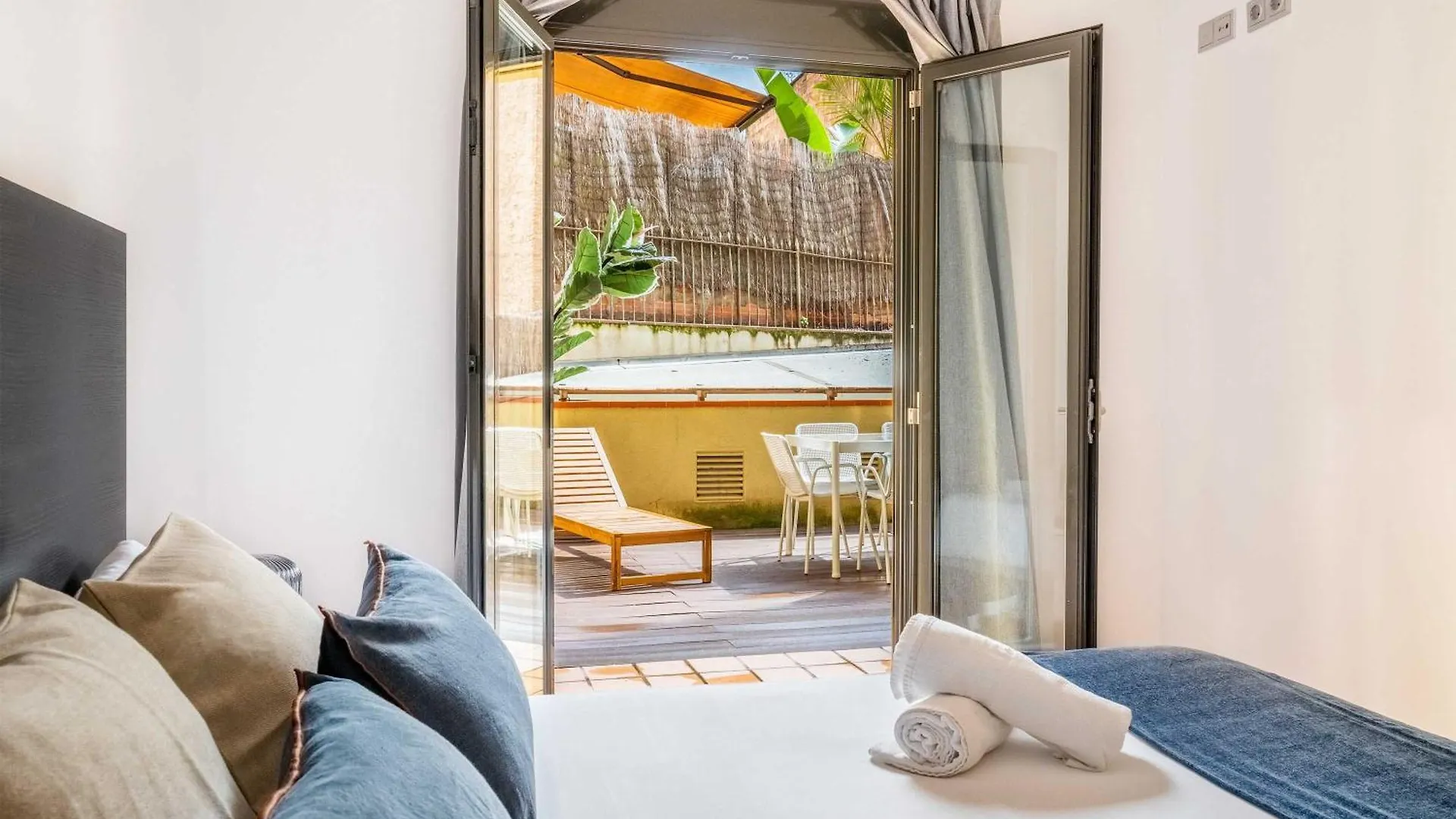 Lejlighed Pl Universitat Comfortable 3Bd With Private Patio Barcelona
