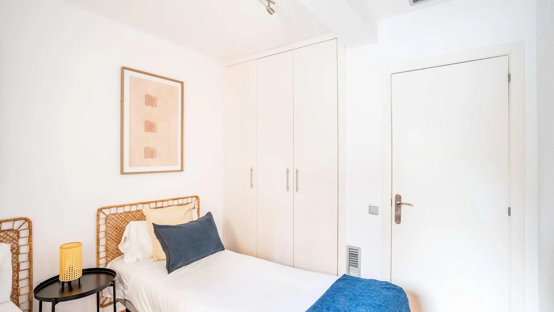 Lejlighed Pl Universitat Comfortable 3Bd With Private Patio Barcelona Spanien